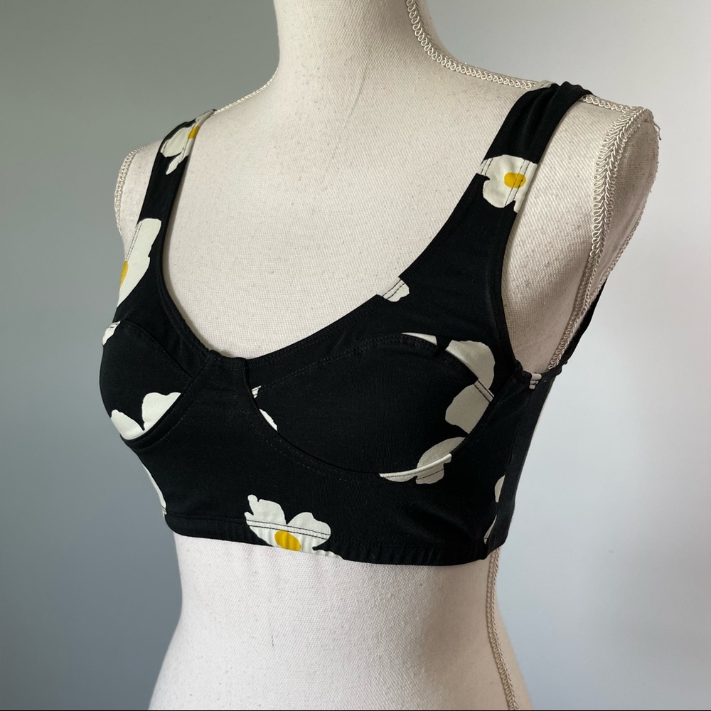 URBAN OUTFITTERS | Black Daisy Print Sports Bra Bralet Sz S - Picture 1 of 5